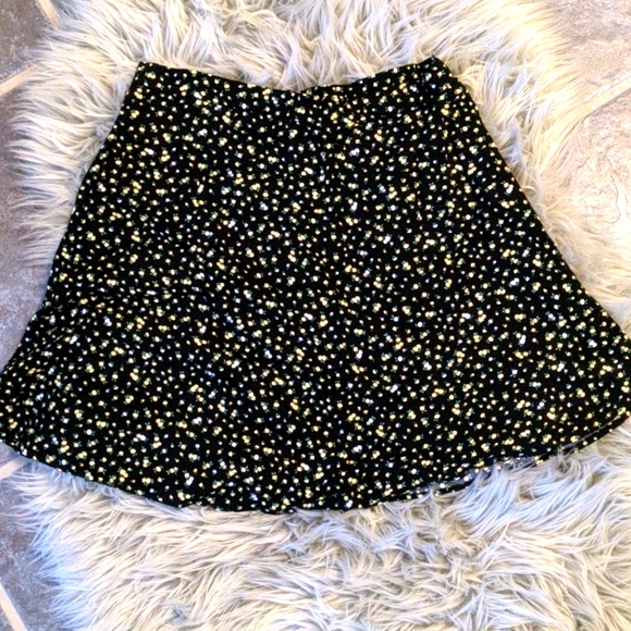 Black, white and yellow floral skirt NWOT - Picture 3 of 3